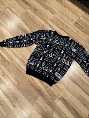 Black & White Geometric Knit Sweater - Women